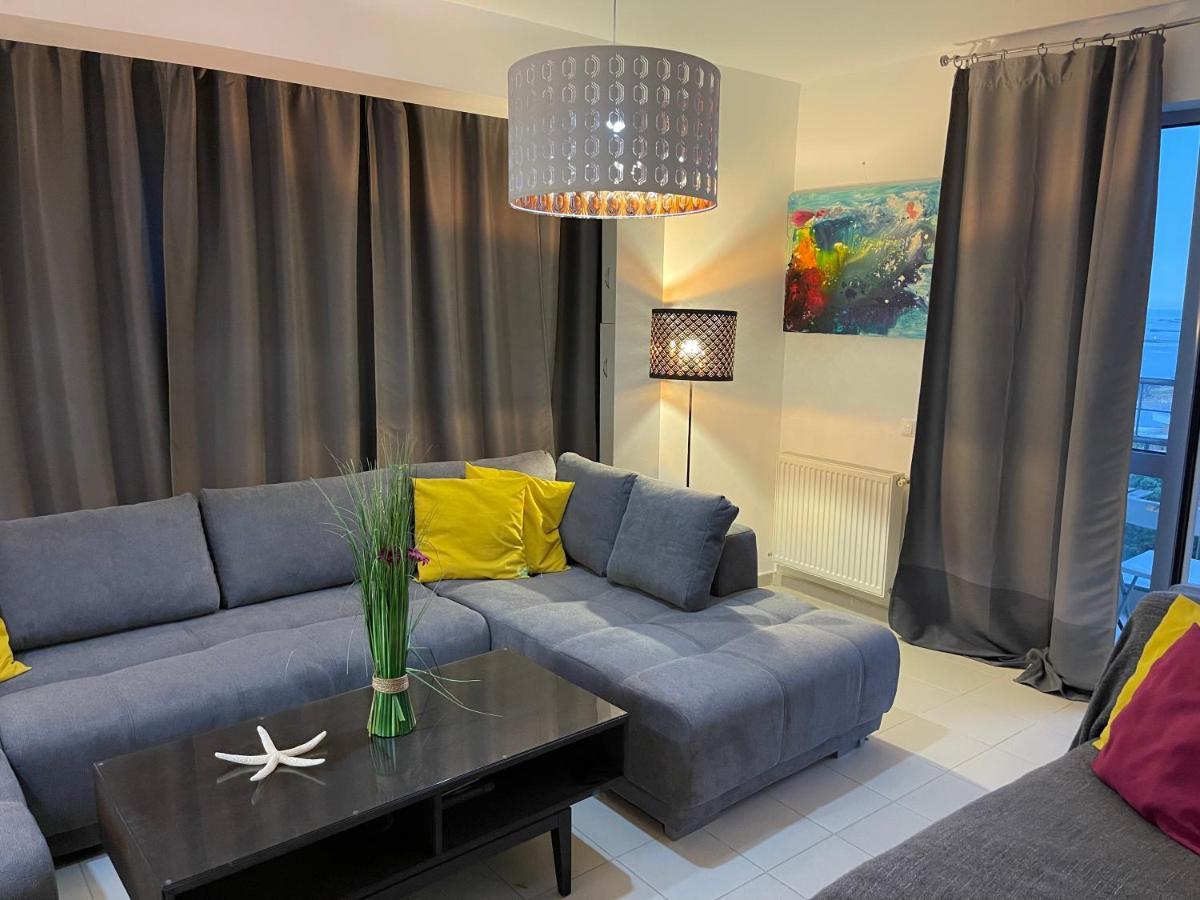 Apartment Happiness By Nicole Jutka, Visual Artist Olimp Exterior photo
